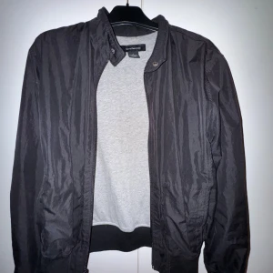 Calvin Klein bomber jacka - Säljer min gamla Calvin Klein bomber jacka i storlek M, den har blivit för liten och tajt så den söker efter en Annan som kan ta hand om den!   Köpte den för flera år sen och lika skönt varje gång att ha den på sig! Och varmt insidan med tyg inbyggd och några få hål längre ner på jackan! Annars funkar den utan några problem!   Tyvärr har jag inga tvitto eller någon originalförpackning