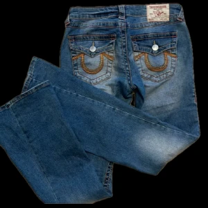 True Religion blå bootcut jeans - Blå jeans från True Religion med bootcut-modell.