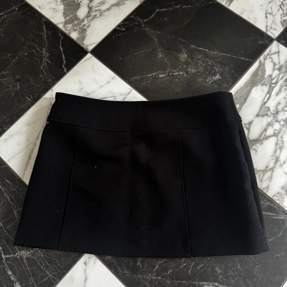 Svart kortkjol med fickdetaljer - 1