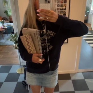 Marinblå hoodie Zadig & Voltaire - Snygg mörkblå hoodie från Zadig & Voltaire med tryck i vitt och paljettdetaljer framtill. Tröjan har huva, magficka och långa ärmar. Perfekt för dig som vill ha en cool look. Gott skick, storlek M. Liten i storleken. 