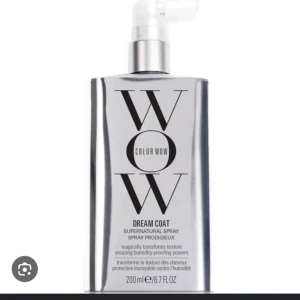 Color Wow Dream Coat spray 200ml - Color Wow Dream Coat är en silvrig sprayflaska med svart text, innehållande 200 ml. Produkten är framtagen för att ge håret en slät och glansig finish samt skydda mot fukt. Flaskan har en modern, stilren design i plast med spraymunstycke.
