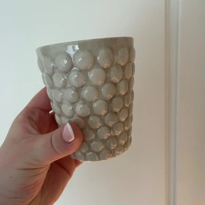 Mateus Mugg - Bubbles mugg 30 cl från MATEUS i färgen sand. Nypris 385kr. Köparen står för frakten. Pris kan diskuteras vid snabb affär.