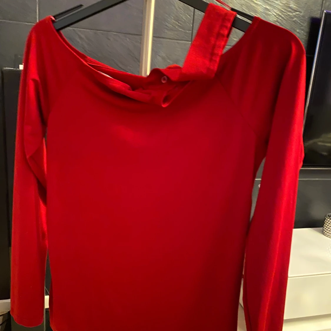 Röd oneshoulder långärmad topp BikBok - 4