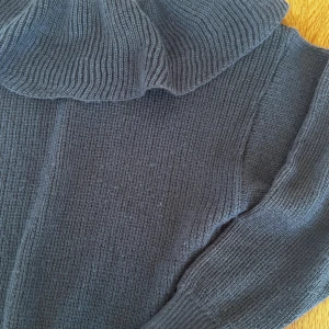 Grå stickad tröja  - Stickad grå tröja med volangkrage. Lite nopprig.   Rensar ur min garderob från en hel del oanvända kläder🌼 Om du ser något mer i min profil som du gillar så skickar jag med det till dig också!😊 Fler kläder kommer! 