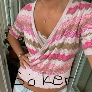 SÖKER!!!! - Hej söker denna topp i vilken färg som helst i storlek M!! Kontakta mig gärna om ni säljer!!! Tryck ej på köp