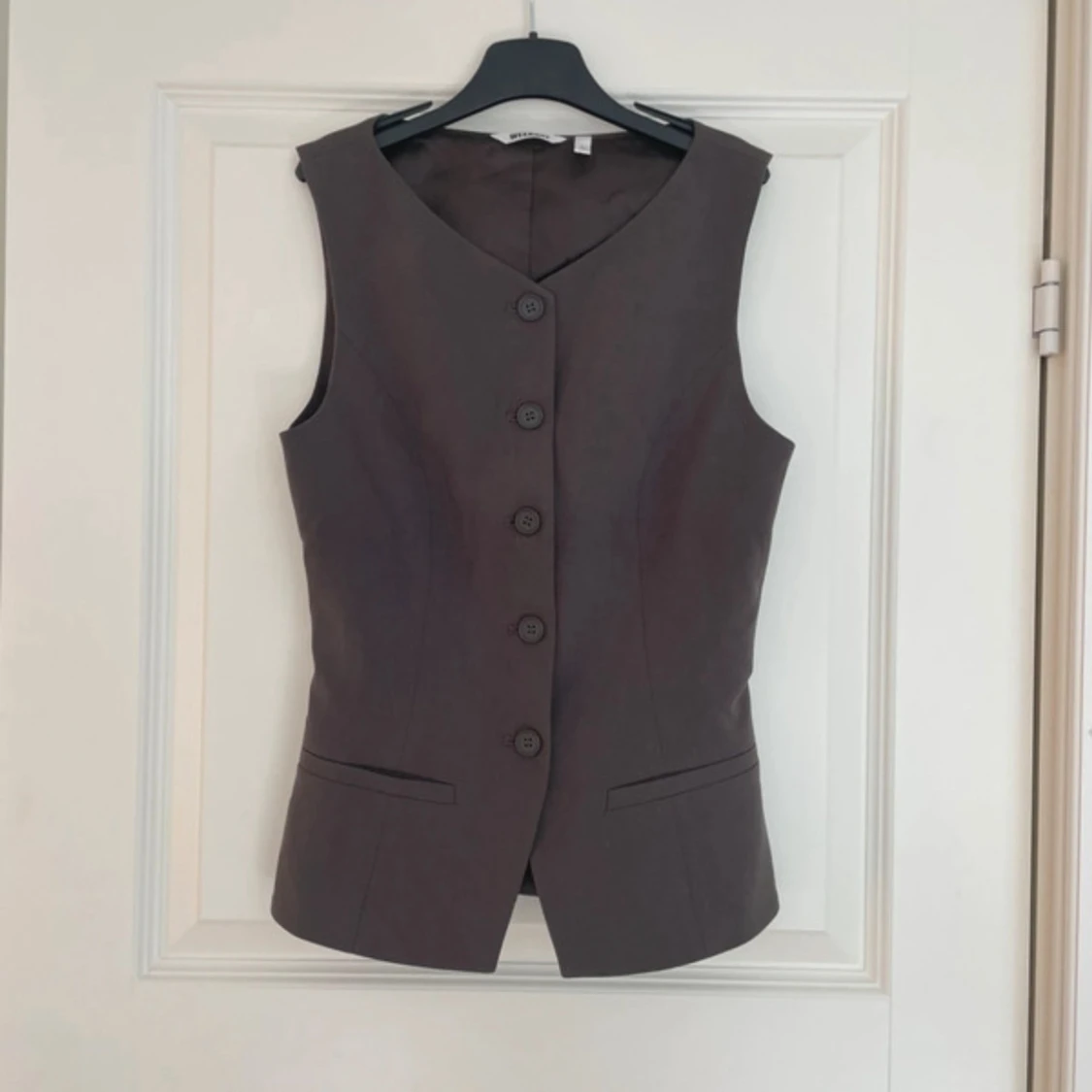 Brun väst från Weekday med knappar