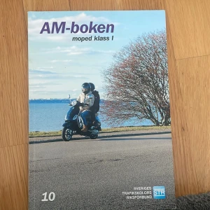AM bok - AM bok för moped klass 1, innehåller egentligen allt som krävs för körkort. jättefint skick