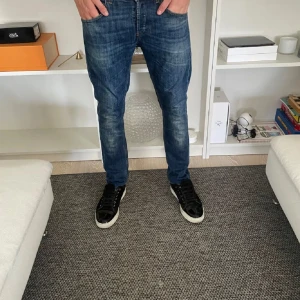Dondup jeans - Säljer dessa snygga dondup jeans i modellen ritchie. Nypris är 3000kr. Skick är 9/10. Size W31. Kan gå ner i pris vid snabb affär