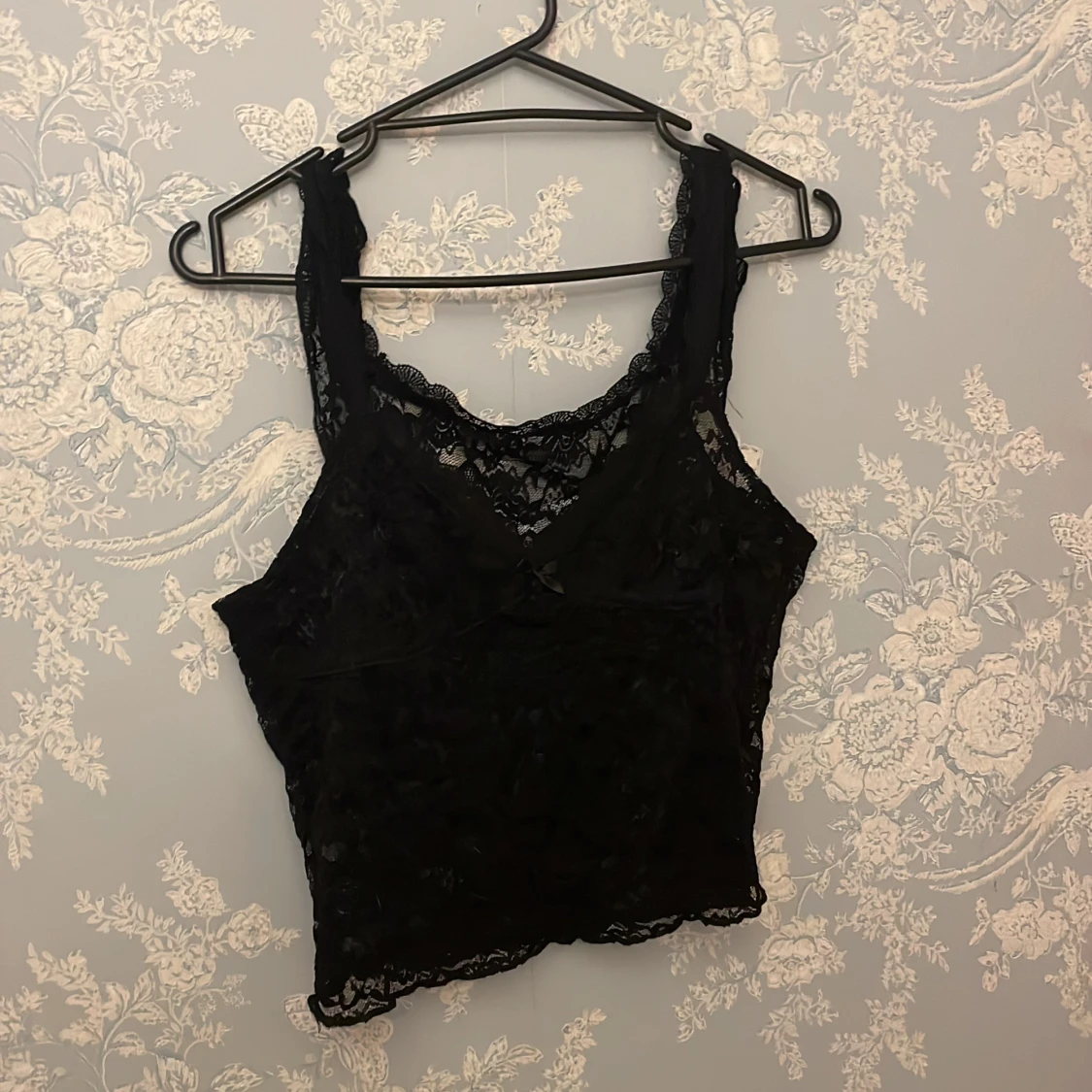 Svart spetsig linnetopp med rosett