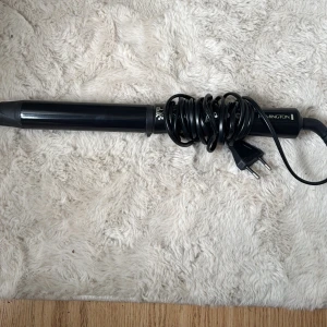 Remington locktång med väska - Säljer en svart locktång från Remington som är 32mm stor. Det ger väldigt stora och fina lockar, men mitt hår hinner tyvärr inte när jag lockar med locktång. Har endast använt den 2 gånger! 😇🫶🏼