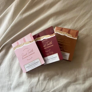Sweet Tooth parfymprover av Sabrina Carpenter - Parfym från Sweet Tooth-serien av Sabrina Carpenter. Varje prov kommer i en snygg förpackning i rosa, vinröd och brun med chokladinspirerad design. Doftnoter inkluderar bergamott, choklad, vanilj, körsbär, äpple, mandel och amber. Säljer i 8-pack antingen en av varje eller alla av samma doft. Prefekt att ha i väskan