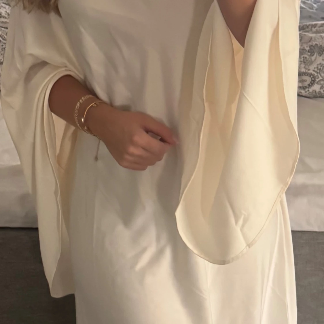 Champagnefärgad sating klänning från MNG NY - 3