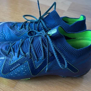 Puma fotbollsskor  - Säljer ett par puma furure ultimate fotbollsskor. Knappt använda. St 41. Ordinarie pris 1800kr. Tveka inte att köpa.