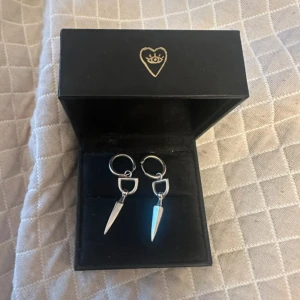 Bitten Earring - Super fina Bitten Earring örhängen från Maria Nilsdotter! Säljer i par för 2999 eller styckvis för 1599❤️