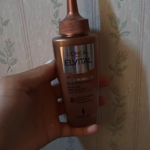 L'Oréal Elvital Growth Booster Serum - L'Oréal Elvital Growth Booster Scalp Serum i en kopparfärgad plastflaska med smal applikatorspets. Innehåller 102 ml och är framtagen för att stärka hårbotten och minska håravfall. Snygg metallisk etikett och praktisk förpackning som är enkel att använda.