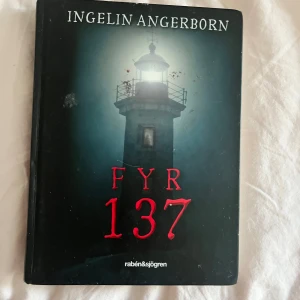 Fyr 137 - Skräckbok av ingelin angerborn, läst mycket i den men finns inga andra tecken på användning förutom på bokomslaget men de går tvätta bort!