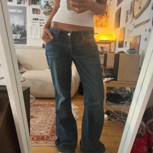 weekday jeans 27/32💕 - Asnygga weekday jeans, måtten är 35 i midjemått och 76 innerbenslängd. Sitter så snyggt på men säljer då de inte kommer till användning. Priset kan diskuteras och kp för frågor!🥰