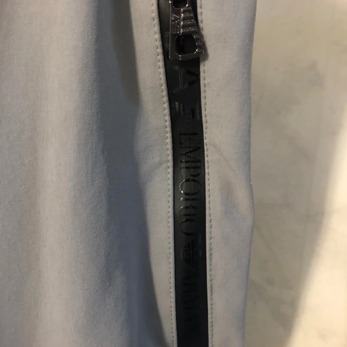 Gråa Emporio Armani EA7 byxor - 2