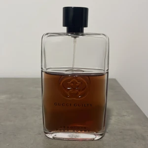 Gucci Guilty Absolute Pour Homme parfym - Gucci Guilty Absolute Pour Homme är en lyxig herrparfym i en stilren, rektangulär glasflaska med svart kork. Doften har en djup bärnstensfärgad vätska och flaskan pryds av Guccis ikoniska logga. Perfekt för dig som gillar exklusiva och maskulina dofter. Pris kan diskuteras 