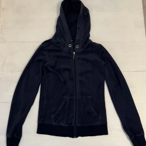 Velourmjukisset - Mörkblått velourset från Cubus som inte längre säljs. Tröjan har lite tightare passform och byxorna är lågmidjade med muddar. Metallpluppen på snöret på byxorna är borta men inget man tänker på. Kan köpas som set eller separat men priset nedan är som set. Kan mötas upp i Kungälv/göteborg📍