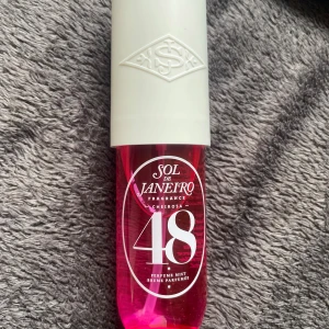 Sol de Janeiro Cheirosa 48🤍 - Fräsch och tropisk doft från Sol de Janeiro, Cheirosa 48 Perfume Mist. Flaskan är genomskinlig med stark rosa färg och vit kork. Perfekt att spraya på kroppen eller håret för en somrig vibe. Snygg och trendig design som sticker ut i badrumshyllan. Luktar sååå gott! Använd typ 3 gånger, så nästan helt ny!🫶🏻