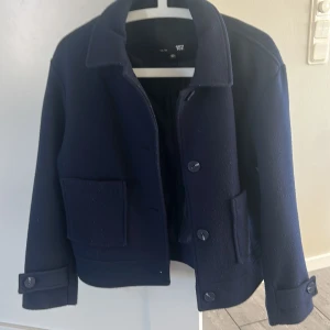 Mörkblå jacka  - Säljer min jacka från lager 157 i storlek 160(xxs-xs) en defekt är att den är lite nopprig. Pris kan diskuteras