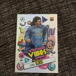 Vintage Vibes Legend - Lionel Messi - Coolt samlarkort från Match Attax med fotbollsikonen Lionel Messi i Barcelona-tröja! Perfekt för dig som älskar fotboll, samlar på sportkort eller vill ha en unik bit av sporthistoria. Snygg design och höga stats gör detta till ett måste för unga fans.