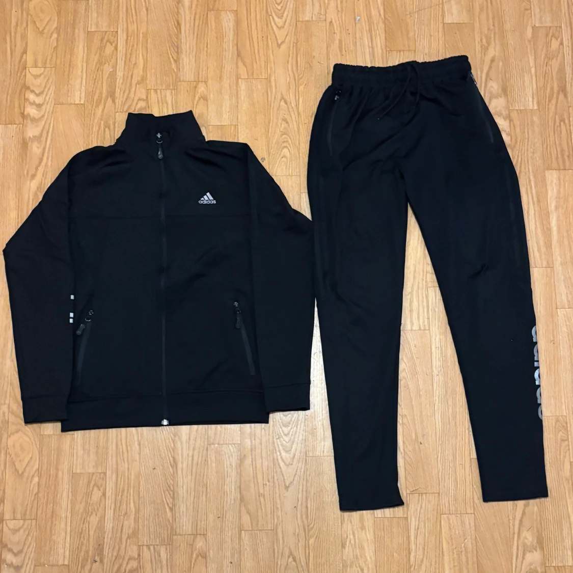 Svart Adidas träningsset med dragkedja