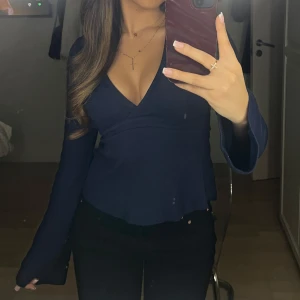 Mörkblå v-ringad blus med långa ärmar - Säljer då jag ej använder längre, använt 3 gånger. Jag är 160🌸