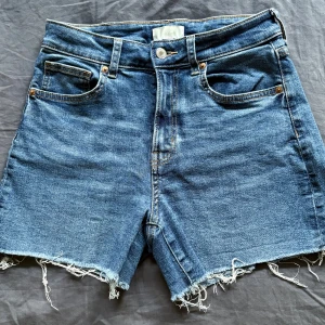 Jeansshorts  - Jeansshorts som är högmidjade med stretch, använt ca 5-10 gånger 