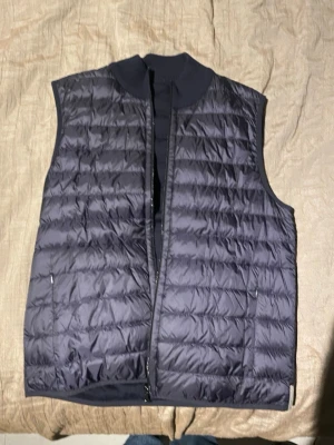 Snygg väst från Falconeri - Säljer denna snygga väst från Falconeri vars insida är av kashmir. Har kvitto från butiken och ifall du har några fler frågor och funderingar är det bara att höra av sig.