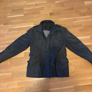 Woolrich field jacket - Säljer en stilren och varm Woolrich field jacket.  Storlek L  Varm dunfyllning, perfekt för höst, vår och vinter.  Nypris cirka 9 000 kr.  Skriv om du har frågor eller funderingar!
