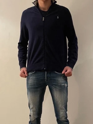 Marinblå Ralph Lauren zip  - As snygg och trendig marinblå Ralph lauren zip tröja. Den är väldigt bekväm o snygg, passar t mängder me olika tillfällen! Jättebra skick också. 