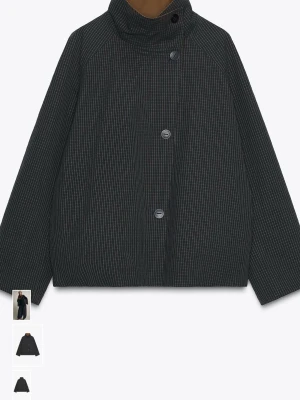 Vändbar brun och rutig trenchcoat  - Säljer en vändbar trenchcoat med ena sidan i brun och andra i mörkgrått med diskret rutigt mönster. Jackan har hög krage, knäppning med stora knappar och en loose passform. Super super gullig! Nyskick, nypris 999