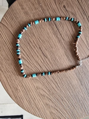 Halsband turkos - Halsband bohemiskt vintage. Turkos pärlhalsband med sammansatta pärlor. Unisex. Sten- och trämaterialets färgskillnad är inte en kvalitetsbrist. 40 + 7 cm långt. 0,6 cm pärlornas bredd.