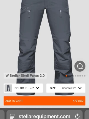 Mörkgrå täckbyxor Stellar Equipment - Skalbyxor i mörkgrått från Stellar Equipment, modell Shell Pants 2.0. Byxorna har raka ben, dragkedjor vid fickorna och är tillverkade i ett slitstarkt syntetmaterial som står emot väder och vind. Perfekta för vinterns alla äventyr. Sparsamt använda, nypris 4500 kronor 