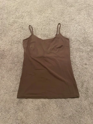 Brunt linne - Brunt linne från basic you, köpt på gekås. Använt max 2 gånger. Inga skador eller nått! Köpt för ungefär 30 kr.