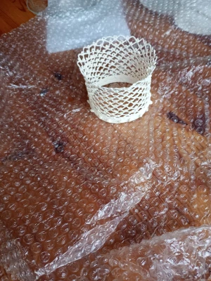 Handgjort vitt Brudkrona liten - Unikt brudkrona  vitt, handvirkat med ett snyggt nätmönster. Brudkrona är brett och flexibelt, perfekt för dig som gillar boho-stil och vill sticka ut med accessoarer i textil. Passar till många olika outfits och ger en cool vintagekänsla.