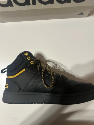 Adidas hoops 3.0 mid wtr  - Riktig snygga  fodrade vinter adidas skor som kommer me original låda, dom är nya dom är bara använd 1 gång och efter de så glömde jag bort dom å nu har jag växt ur dom, priset kan diskuteras fråga gärna frågo☺️