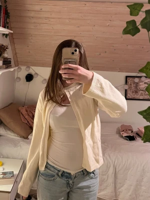 Offwhite kofta från Gina Tricot - En offwhite stickad kofta från Gina tricot. Den har en knapp och är i storlek S. Materialet är väldigt mjukt och skönt 🤗