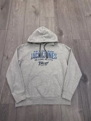 Grå hoodie från Jack & Jones - Tja den är i mycket bra skick från Jack & Jones i storlek Stor M/ Liten L. Alla mått finns på sista bilderna. Den är skit snygg och har inga defekter 