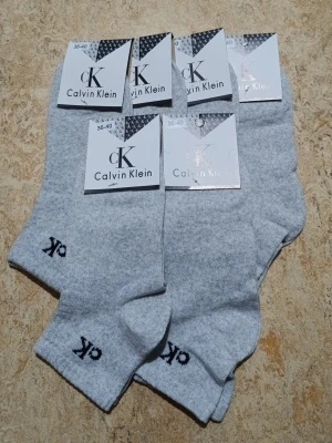 Gråa ankelsockor från Calvin Klein nya - Mycket fina strumpor som är jättesköna. Nya med etikett. Prislista följer nedan. Meddela mig vid hur många par ni vill ha.        1 par: 34 kr. 2 par:64 kr. 3 par: 96 kr 4 par: 124 kr  5 par: 150 kr  6 par: 176 kr. 7 par: 200 kr. 