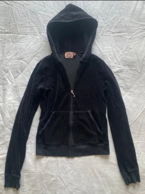 Juicy couture tröja - Superfin vintage juicy couture tröja 😁 tröjan har tyvärr defekter längst ner på armkanterna.