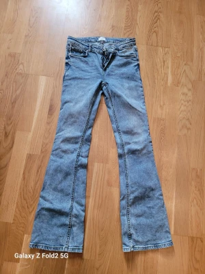 Utsvängda jeans Grunt - Utsvängda jeans i mycket bra skick. 