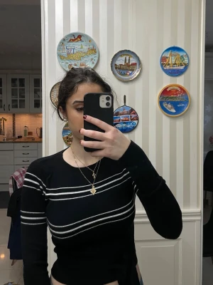 Stickad tröja  - Stickad tröja från Zara med snöre som man knyter runt om.