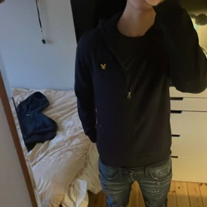 Lyle&Scott zip hoodie - Fet Lyle&Scott zip hoodie i storlek M i bra skick. Tröjan har små tecken av slitage. Den fungerar till flera olika stilar och är perfekt för en vardaglig look. Nypris cirka 649kr. Vid funderingar eller intresse av köp så kontakta mig🌟