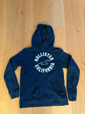 Hollister hoodie S - Säljer en mycket snygg hoodie från Hollister! Storlek S herr, kan ha krympt lite i tvätten!!! Väldigt snygg passform! 8/10 skick! Skriv vid frågor⚜️⚜️⚜️