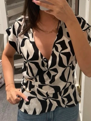 Zara blus - Jättefin blus från zara. Säljer då den inte riktigt är min stil! Den är xs, men passar mig som vanligtvis är s. Använd ett par gånger men fortfarande i väldigt fint skick. Säljs ej längre. 