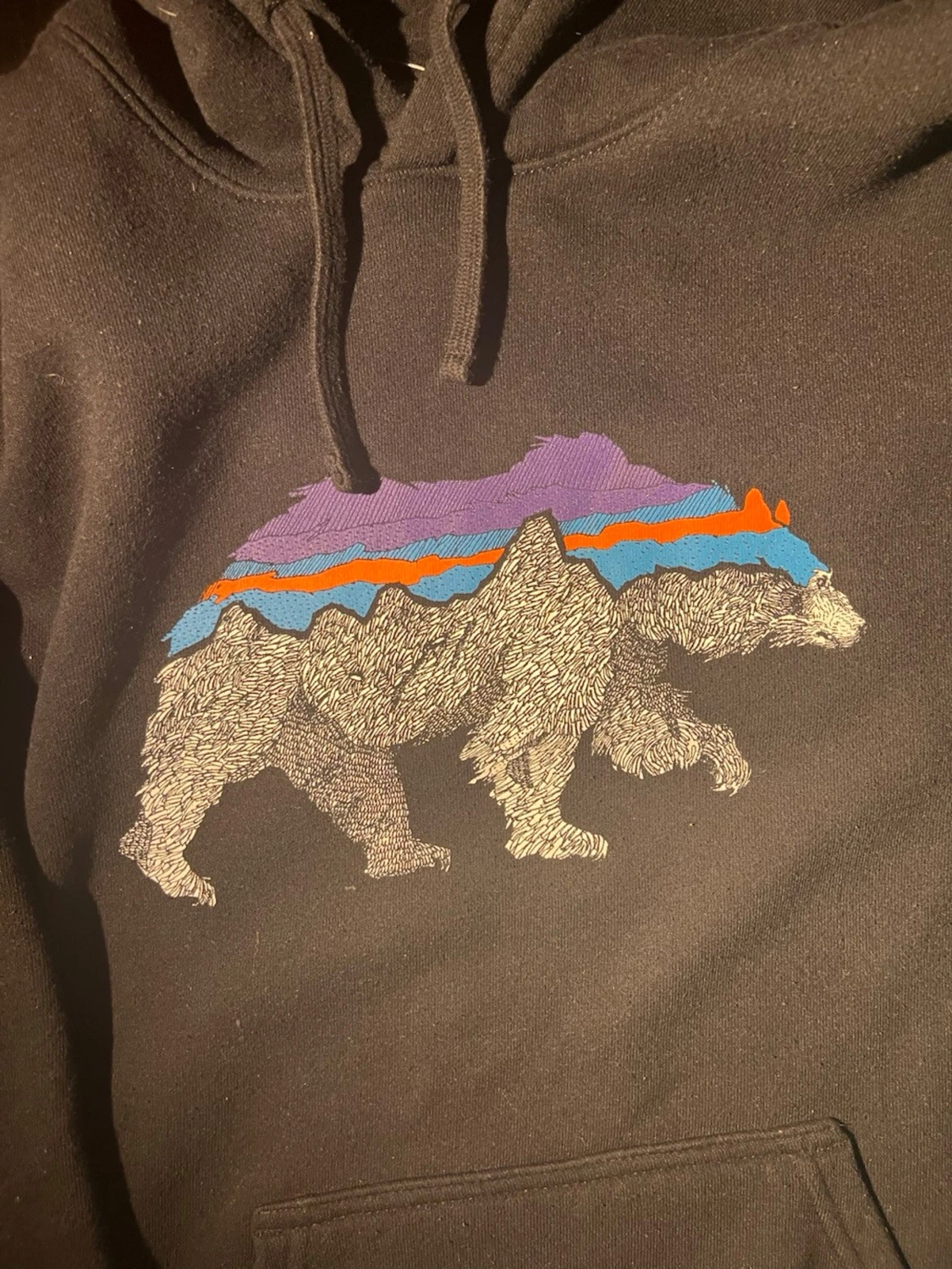 Svart hoodie med björntryck - 1