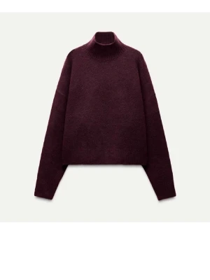 Vinröd stickad polotröja - Säljer nu min super fina och sköna vinröda stickade tröja från zara då den inte kommer till användning, nyskick och använd fåtal gånger! pris kan diskuteras💓